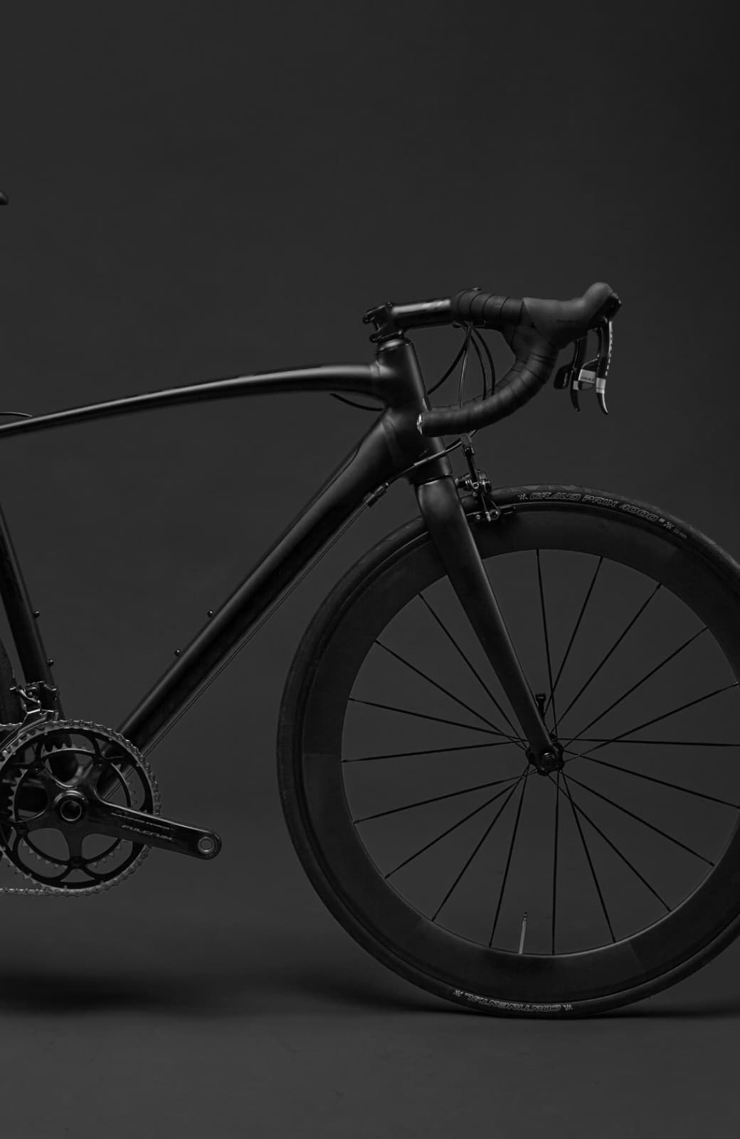 Bicicleta elétrica preta.